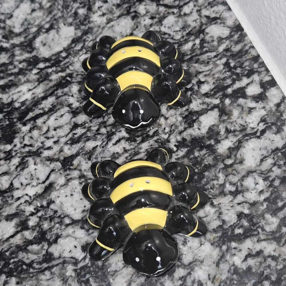 Salt & Pepper Yellow Black Ceramic Tarantulas‎ Spiders Shaker Set
